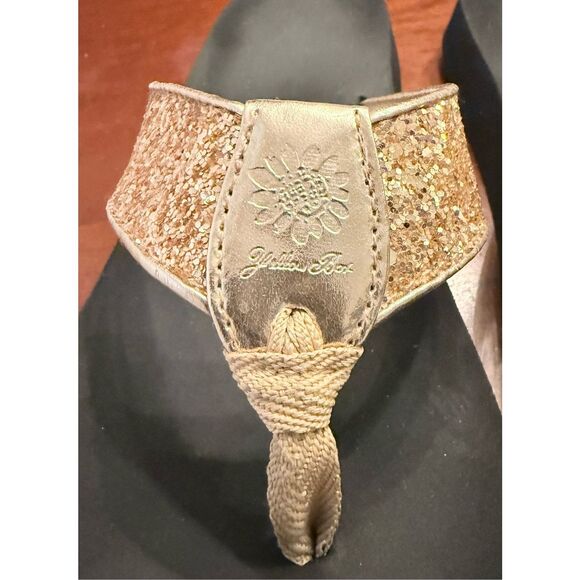 Yellow Box Feliks Flip Flop Sz. 8 Gold Glitter Straps Resort Vacation Beach - Picture 13 of 15